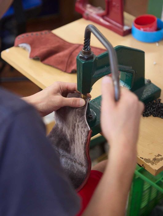 Processo artigianale per produrre i sabot Bioline